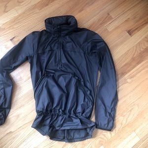 EUC Lululemon black hi/low Windbreaker size 8